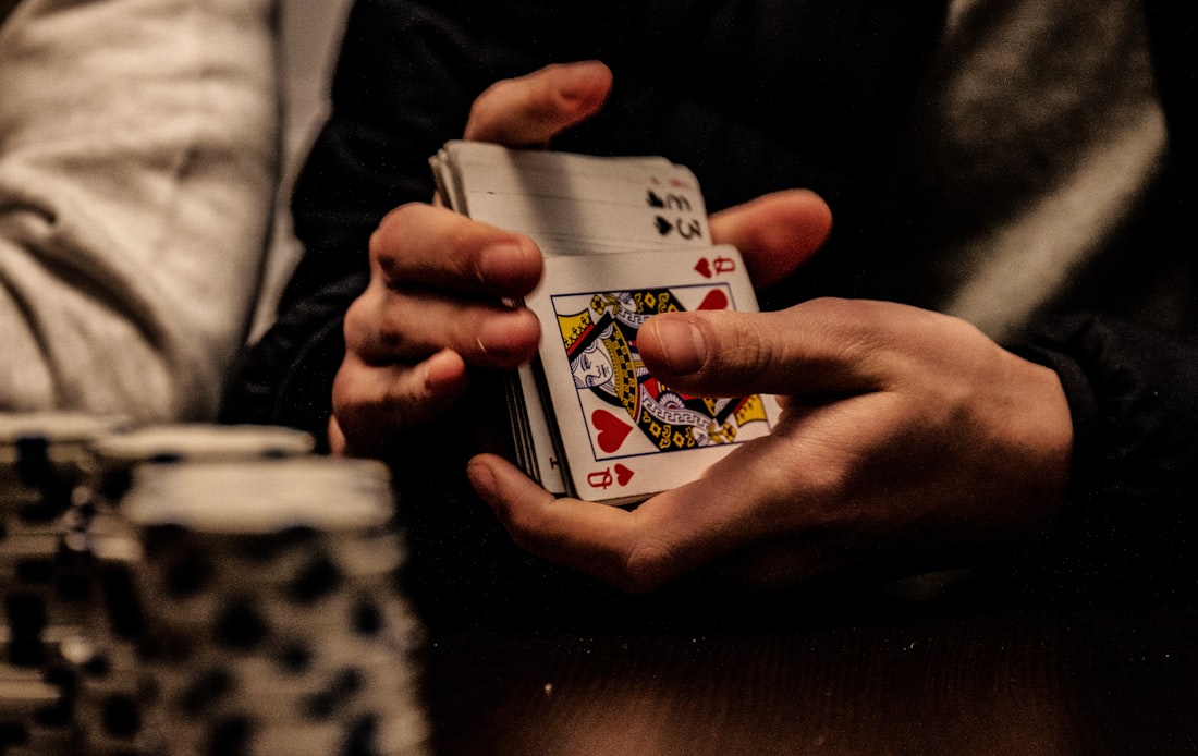Kartu raja di atas meja poker