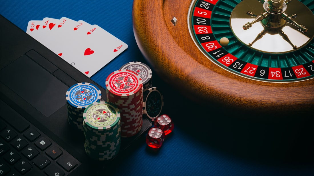 Chips dan roda roulette di meja kasino
