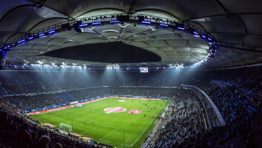 Stadion olahraga besar sebelum pertandingan